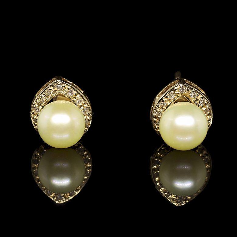Pendientes de oro amarillo de 18 kt con perlas y diamantes