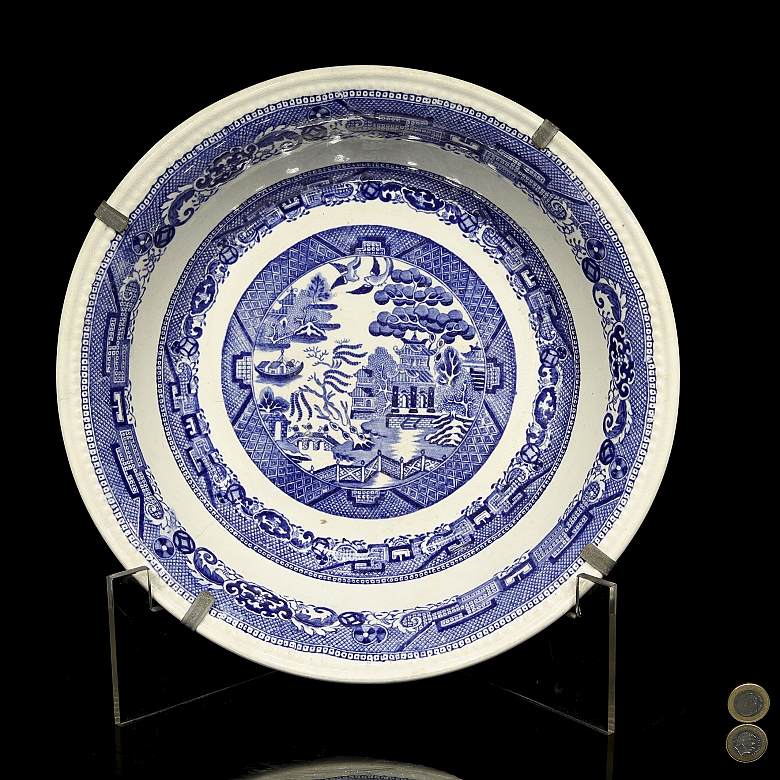 Porcelain dish with blue and white decorations, 20th century - 6