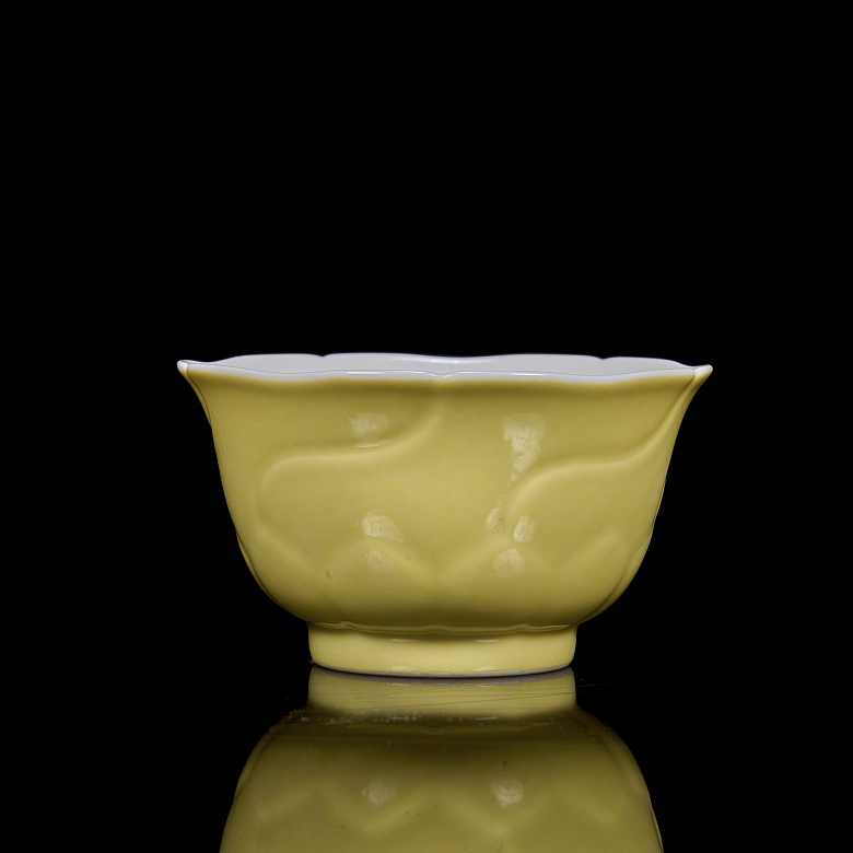 Cuenco de porcelana esmaltada en amarillo 