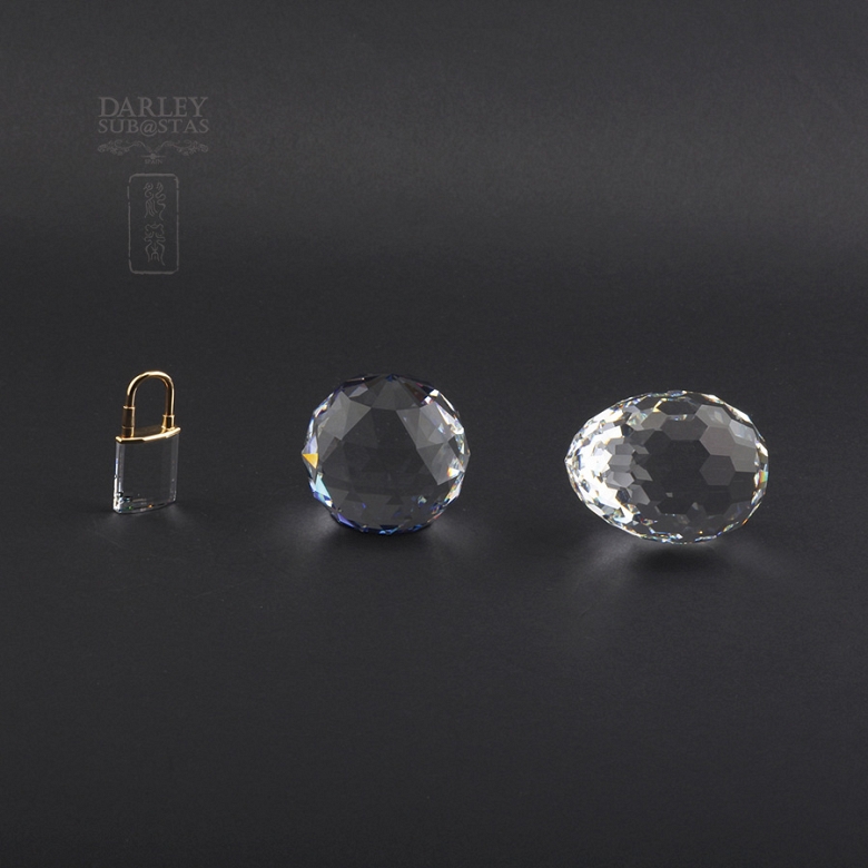 Tres figuras en cristal de Swarovski, candado, esfera y huevo
