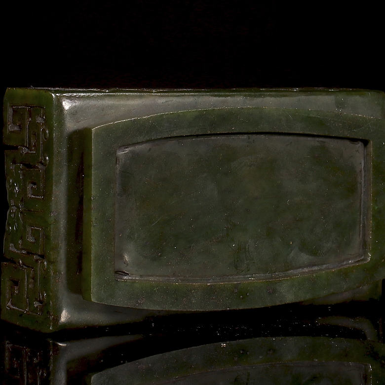 Large spinach green jade vase ‘Archaic Dragon’, Qing dynasty