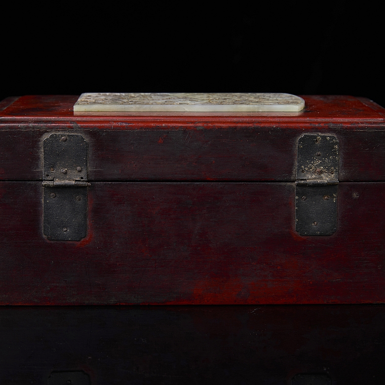 Caja de madera lacada roja y jade