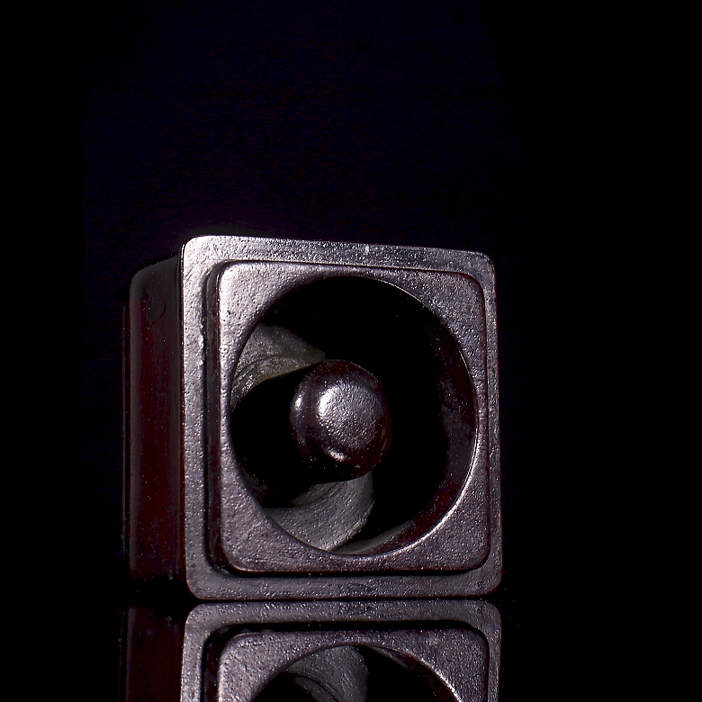 Caja de madera de Zhitang y jade amarillo, con anillo de arquero, dinastía Qing