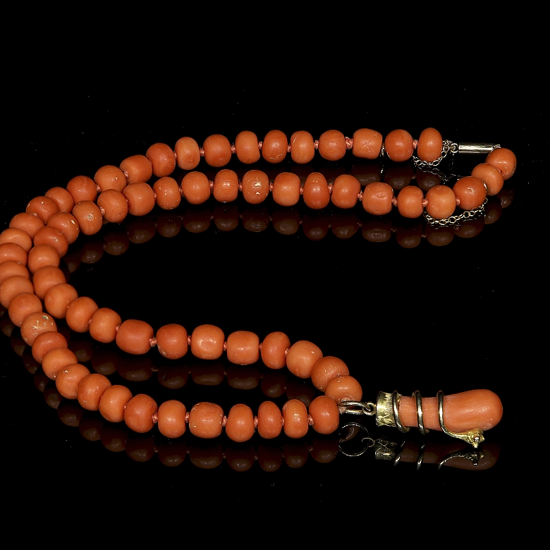 Collar de oro amarillo y coral