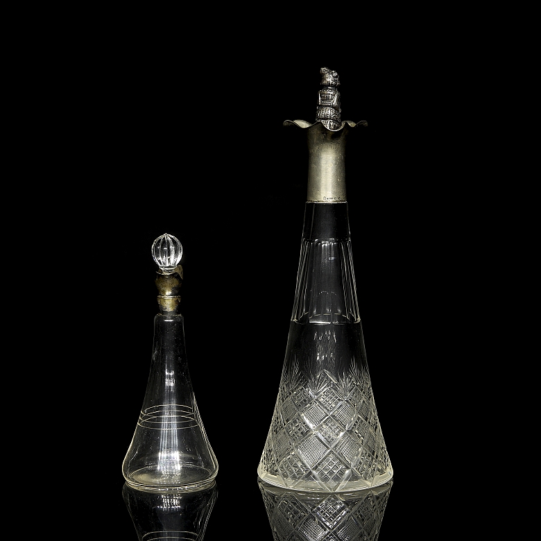 一对雕花玻璃壶，19世纪