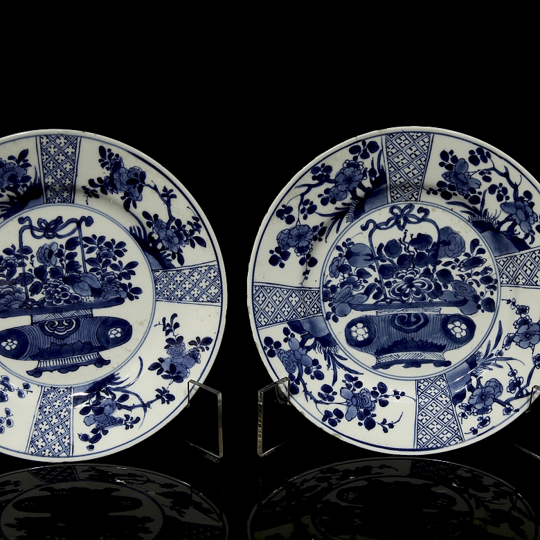 Pareja de platos de porcelana