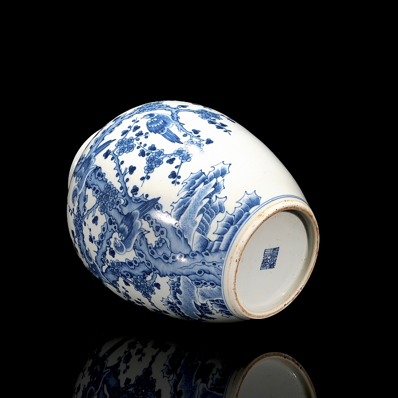 Glazed porcelain jar ‘Birds in Branch’, with Qianlong seal