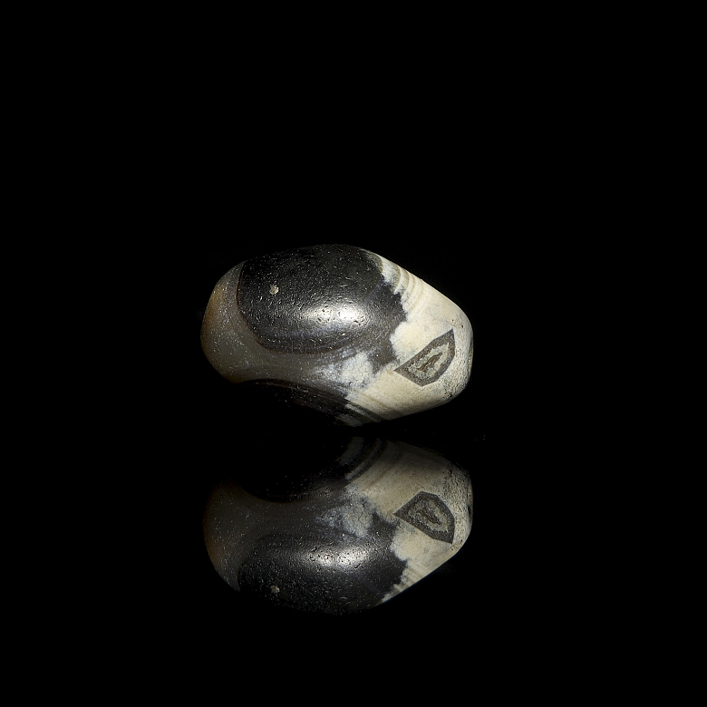 Ancient rounded carved agate bead - 2