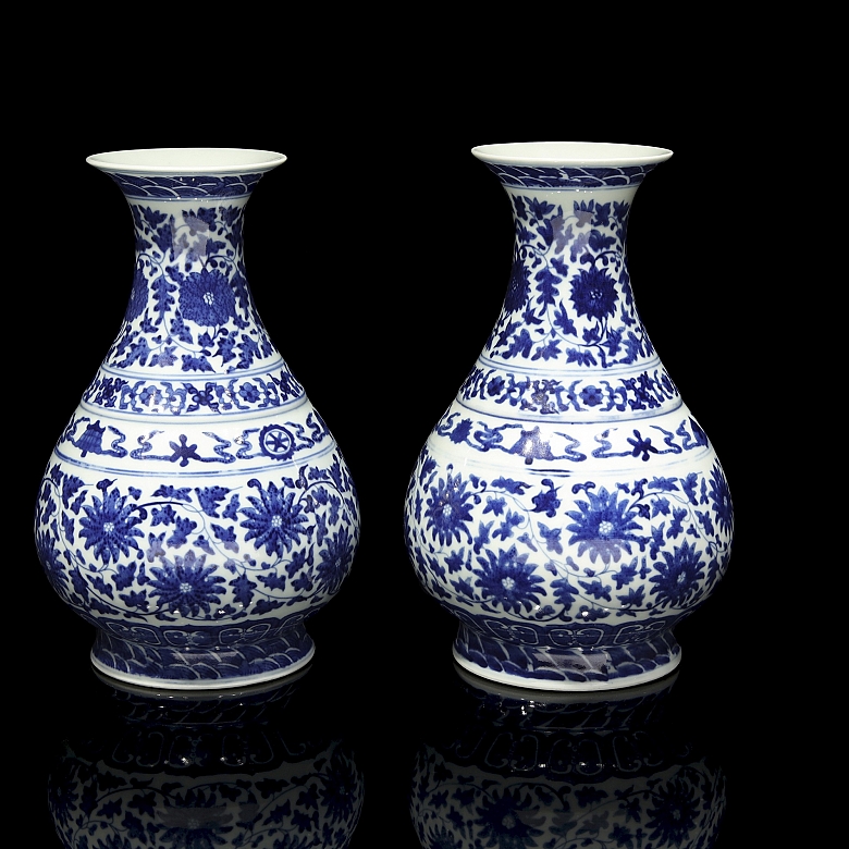 Pareja de jarrones de cerámica esmaltada, s.XX