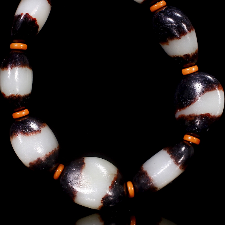Bracelet with nine black and white Hetian jade beads, Qing dynasty