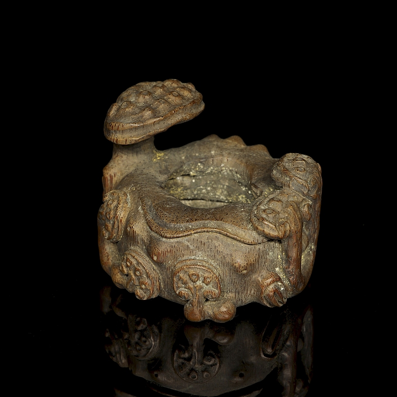 Recipiente para agua “Lingzhi” de madera tallada, dinastía Qing