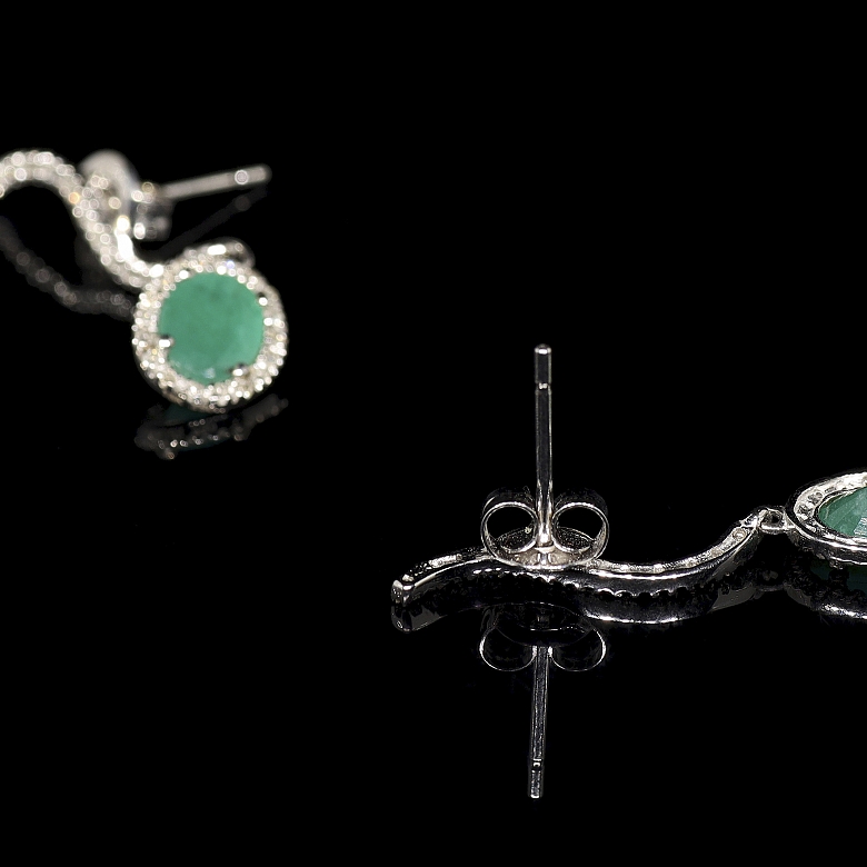 Pendientes de oro blanco de 18 kt con esmeraldas y diamantes