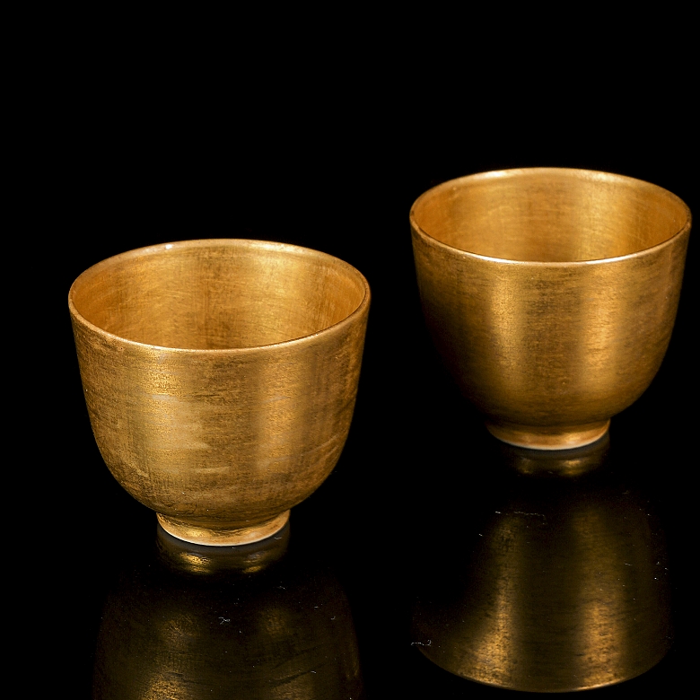 Pair of gold-coloured porcelain cups, marked Kangxi