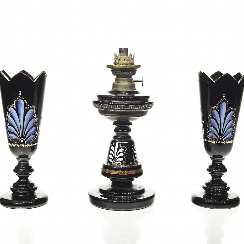 Quinqué and pair of Art Nouveau vases, 20th century - 1