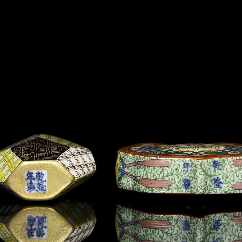 Pair of glazed porcelain snuff bottles, with Qianlong seal - 4