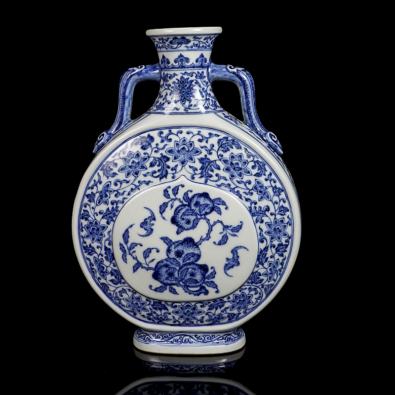Blue and white porcelain ‘Bianhu’ vase, with Qianglong mark