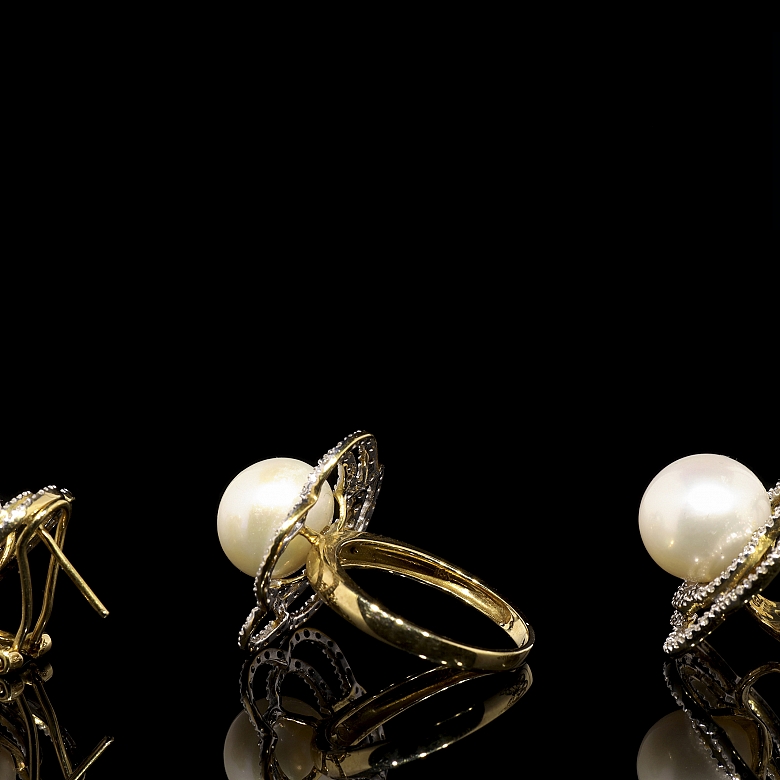 Conjunto en oro amarillo de 18K con perlas y diamantes