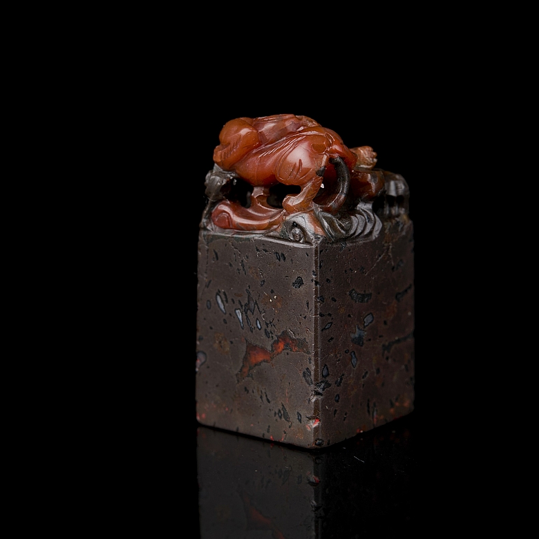 Nanhong agate seal ‘Dragon’, Qing dynasty