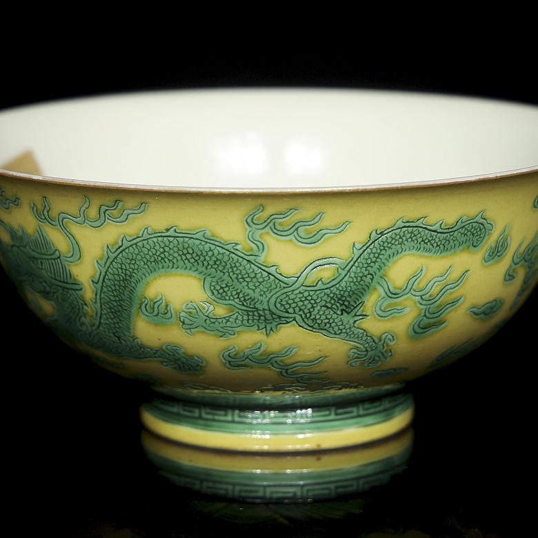 Cuenco de porcelana policromado 