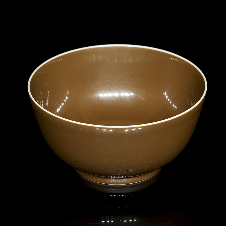 Brown-glazed porcelain bowl, with Daoguang seal - 1