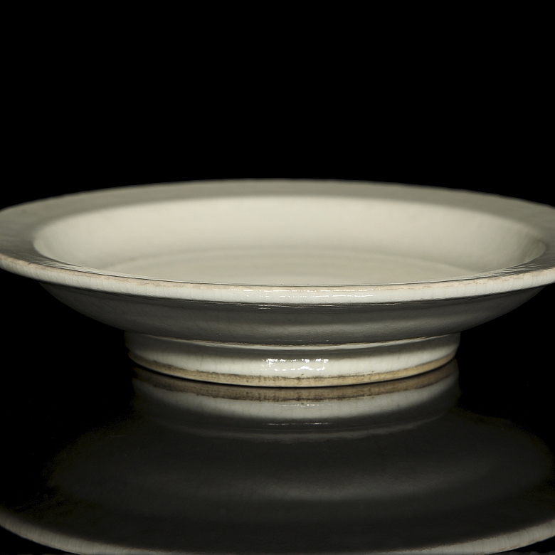 Plato de cerámica con vidriado blanco, dinastía Qing