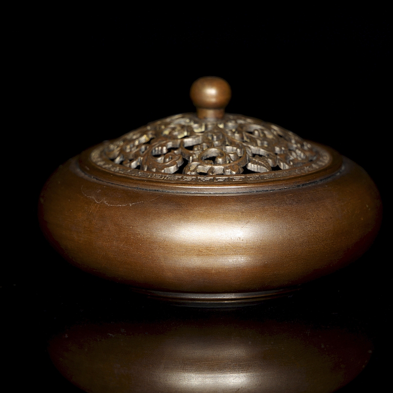 Bronze censer ‘Scrolls’, with a Xuan mark