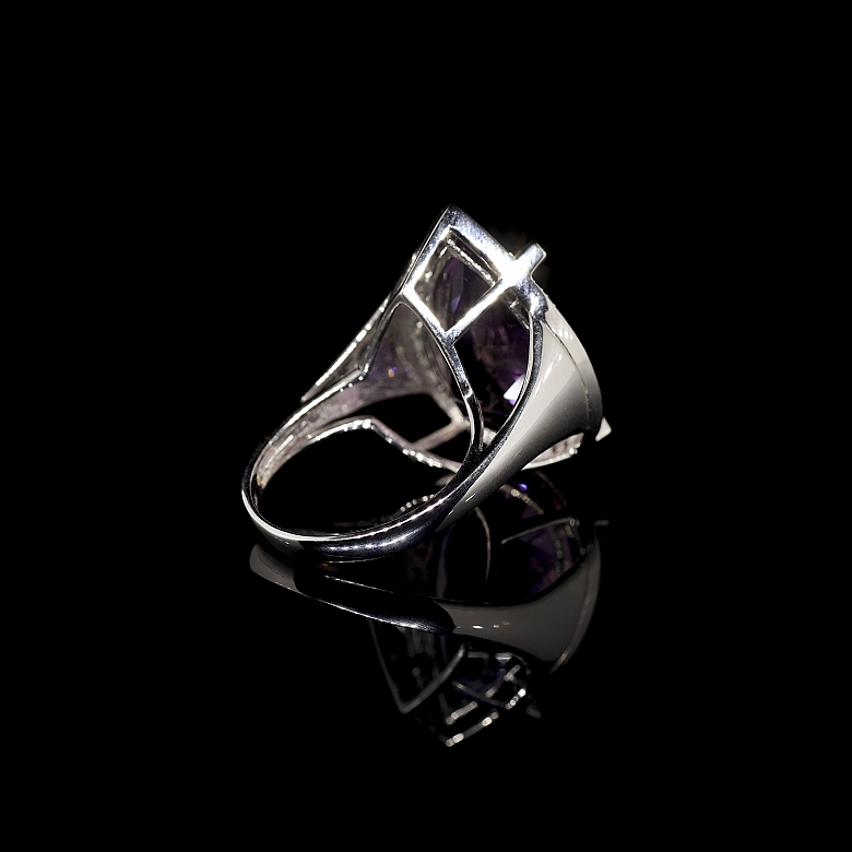 Anillo en oro blanco de 18 kt con una amatista y diamantes