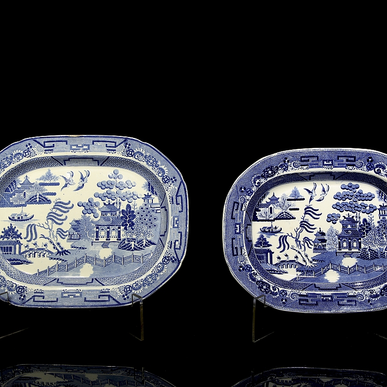 两只19世纪英国柳条纹托盘