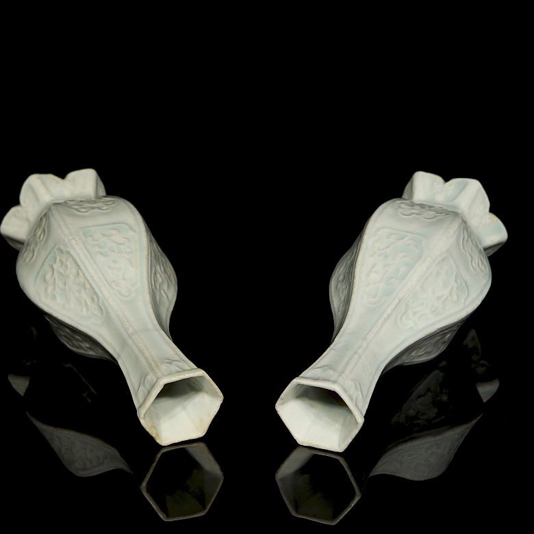 Pareja de jarrones de porcelana con vidriado Qingbai, estilo Song