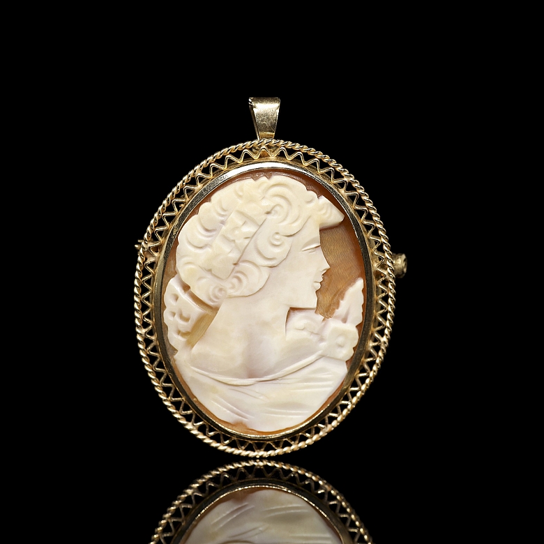 Broche de oro amarillo de 9 k con camafeo 