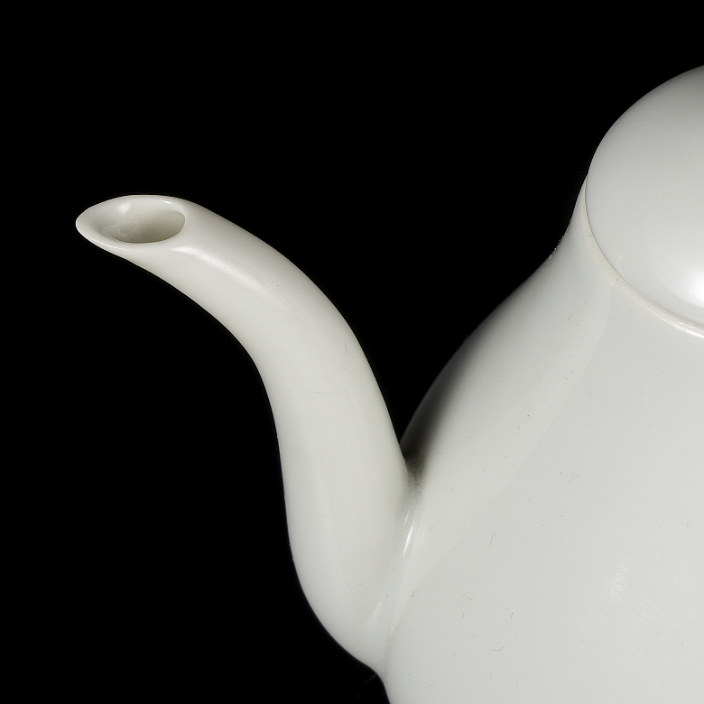 Porcelain teapot with white glaze, Qing dynasty