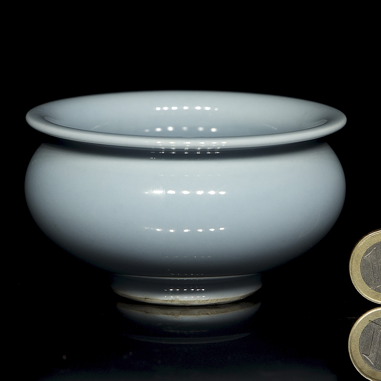 Recipiente de porcelana con vidriado azul, con marca en la base