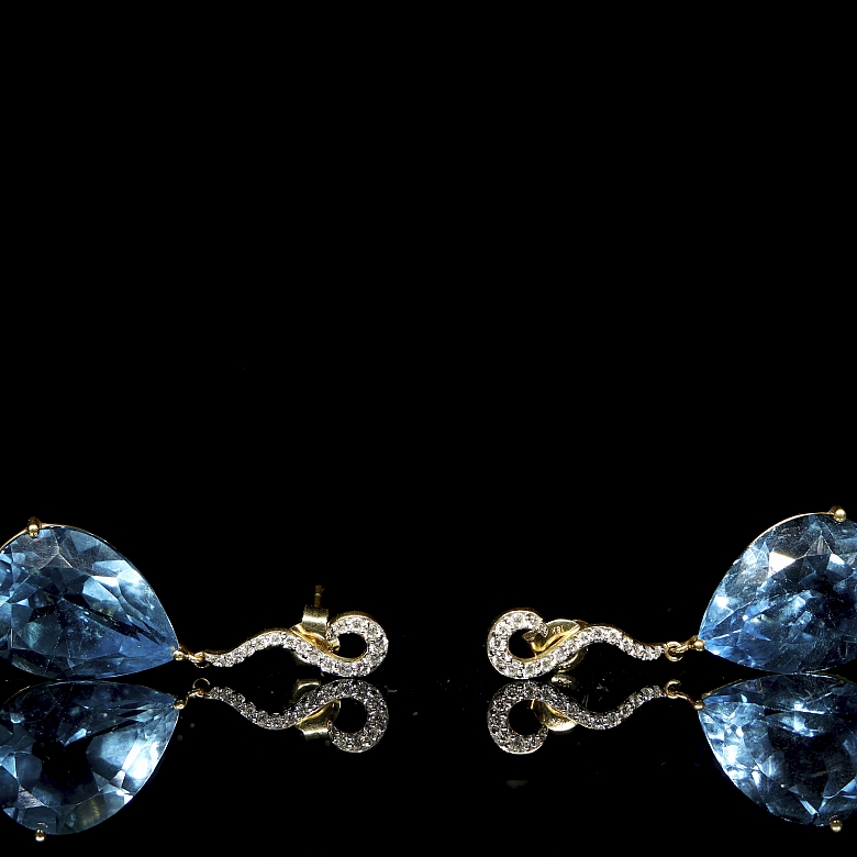 Pendientes en oro amarillo de 18k con topacios y diamantes
