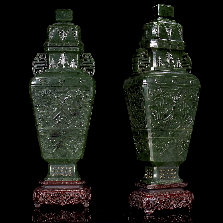 Pareja de jarrones de jade verde espinaca, con sello Qianlong