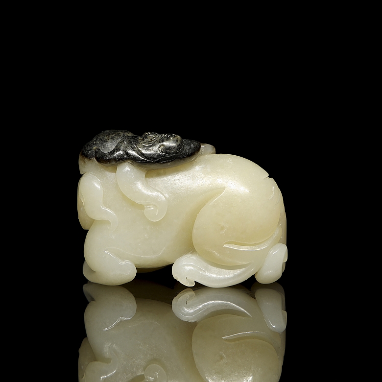 Carved jade figure ‘Beast with bat’, Qing dynasty - 2