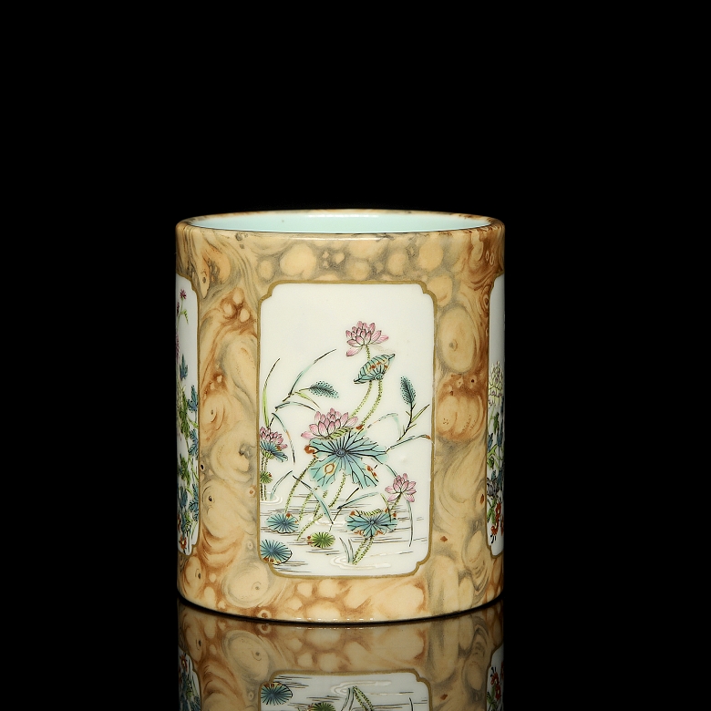 Porcelain Brush Pot ‘Flowers’, with Qianlong Seal - 1