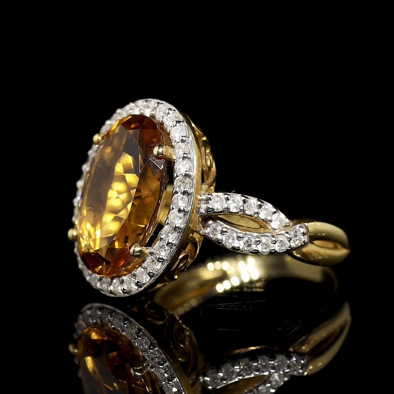 Anillo en oro amarillo de 18K con citrino y diamantes