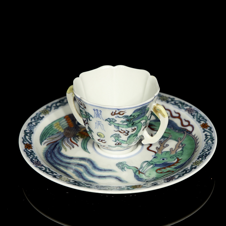 Conjunto de taza y plato de porcelana