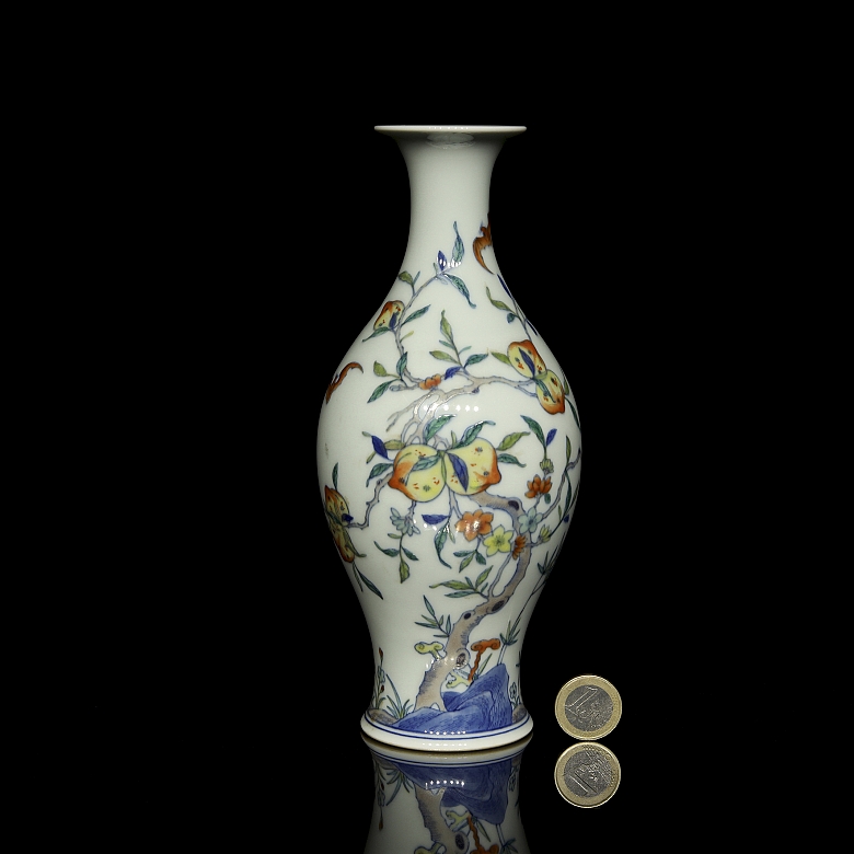 Porcelain vase ‘Peaches and bats’, with Yongzheng mark