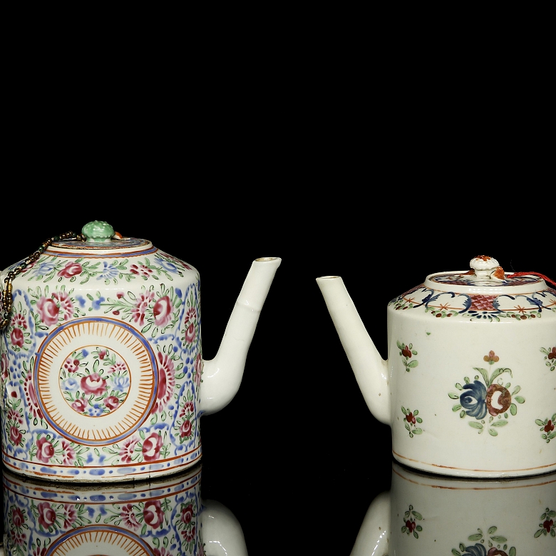 Dos teteras de porcelana esmaltada, dinastía Qing