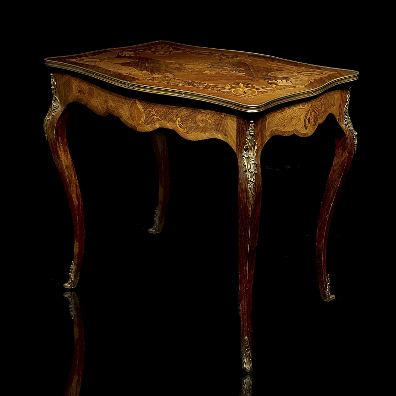 Mesa estilo Luis XV con marquetería, med. s.XX