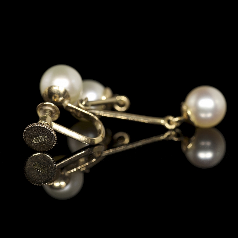 Conjunto de anillo, broche y pendientes de oro amarillo con perlas