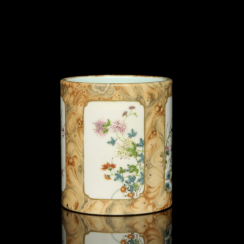 Porcelain Brush Pot ‘Flowers’, with Qianlong Seal - 2