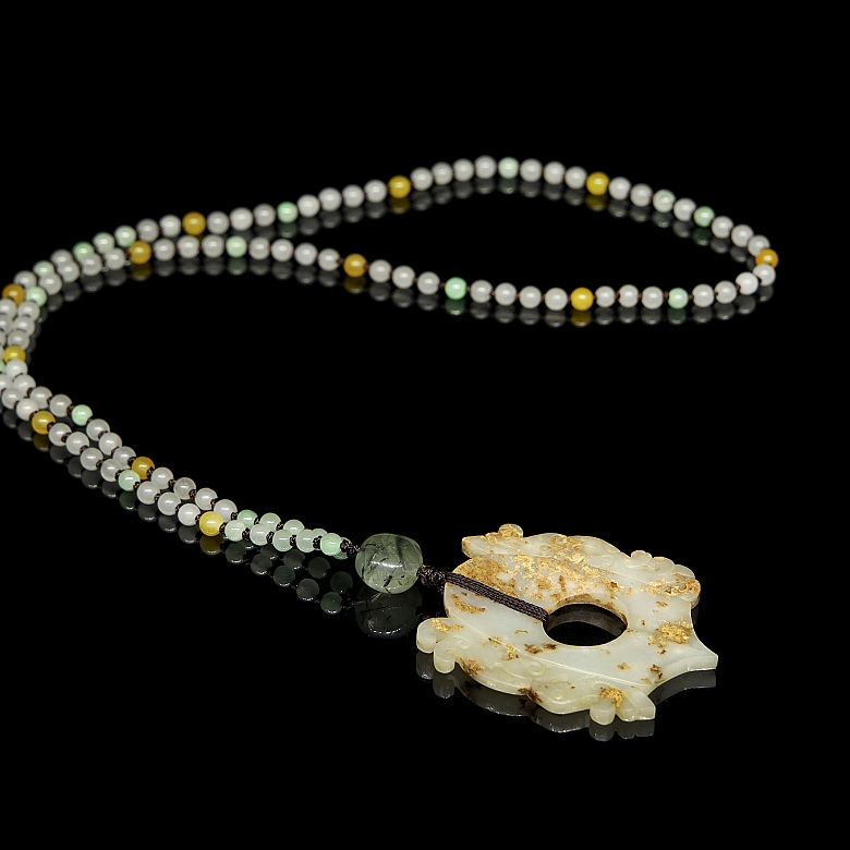 Collar con colgante de jade tallado y cuentas de colores, s.XX