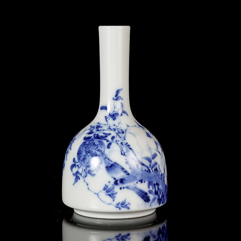 Jarrón de porcelana esmaltada en azul y blanco 