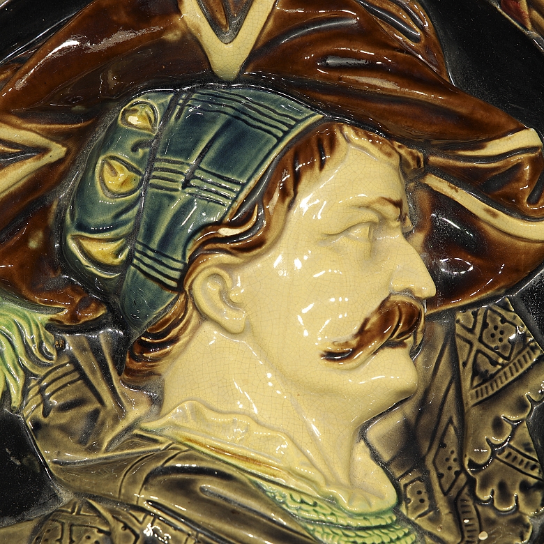 Large majolica portrait dish, 19th century - 2