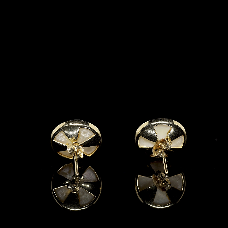 Pareja de pendientes de oro amarillo con madreperla