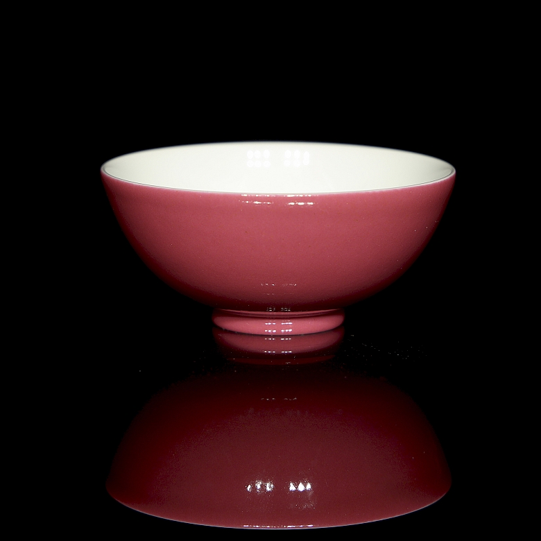 Pequeña taza de porcelana esmaltada