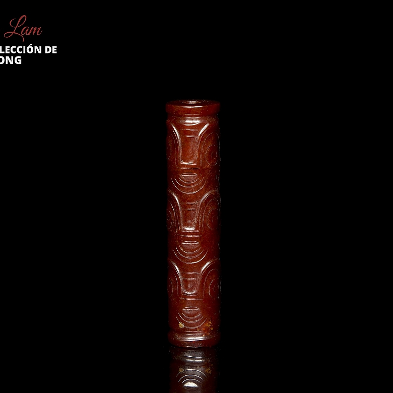 Colgante tubular de jade rojizo, cultura Liangzhu