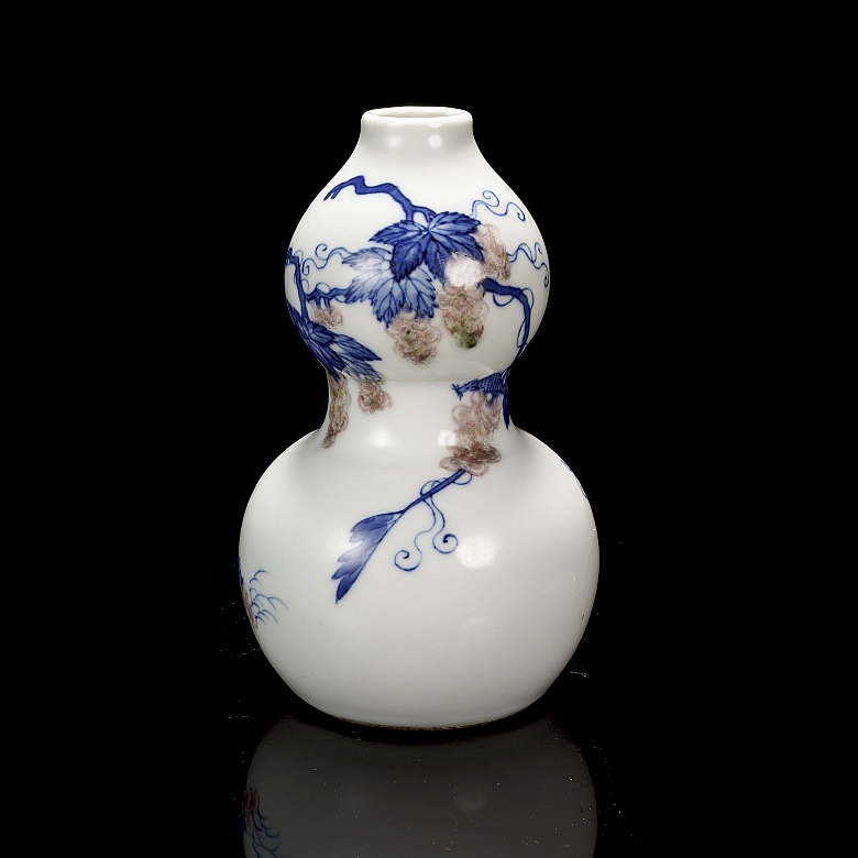 Glazed porcelain hulu vase, ‘Squirrels with Vine,’ Kangxi mark